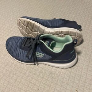 Skechers Memory Foam Lite-weight